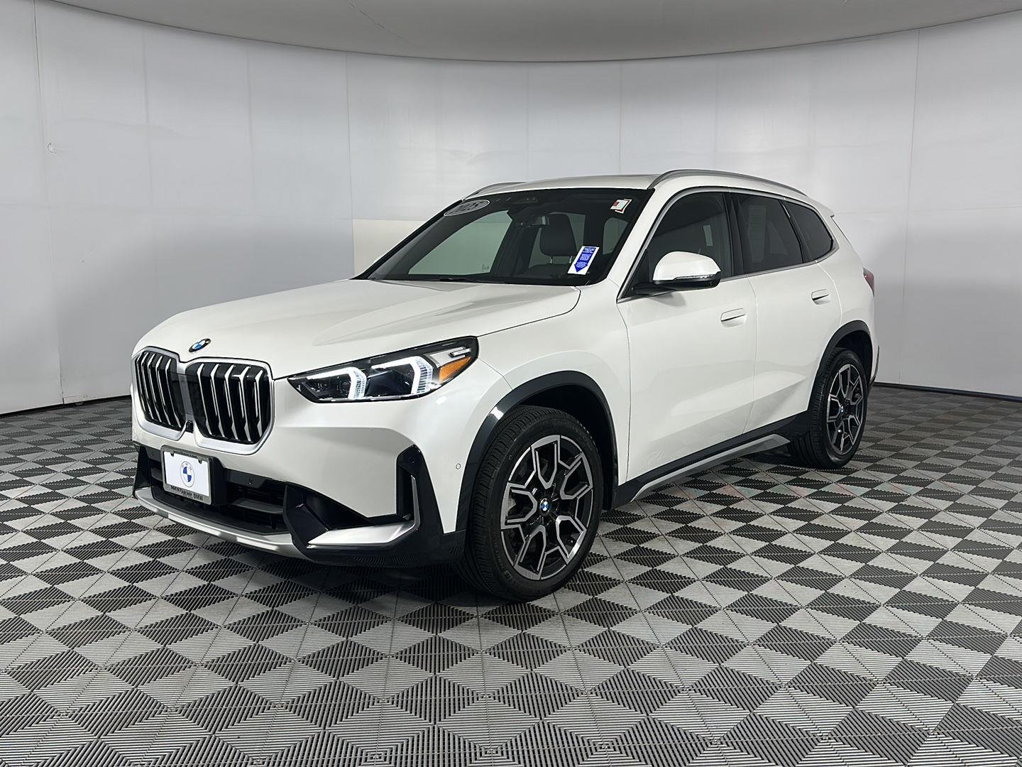 Used 2025 Mineral White Metallic BMW xDrive28i image 3
