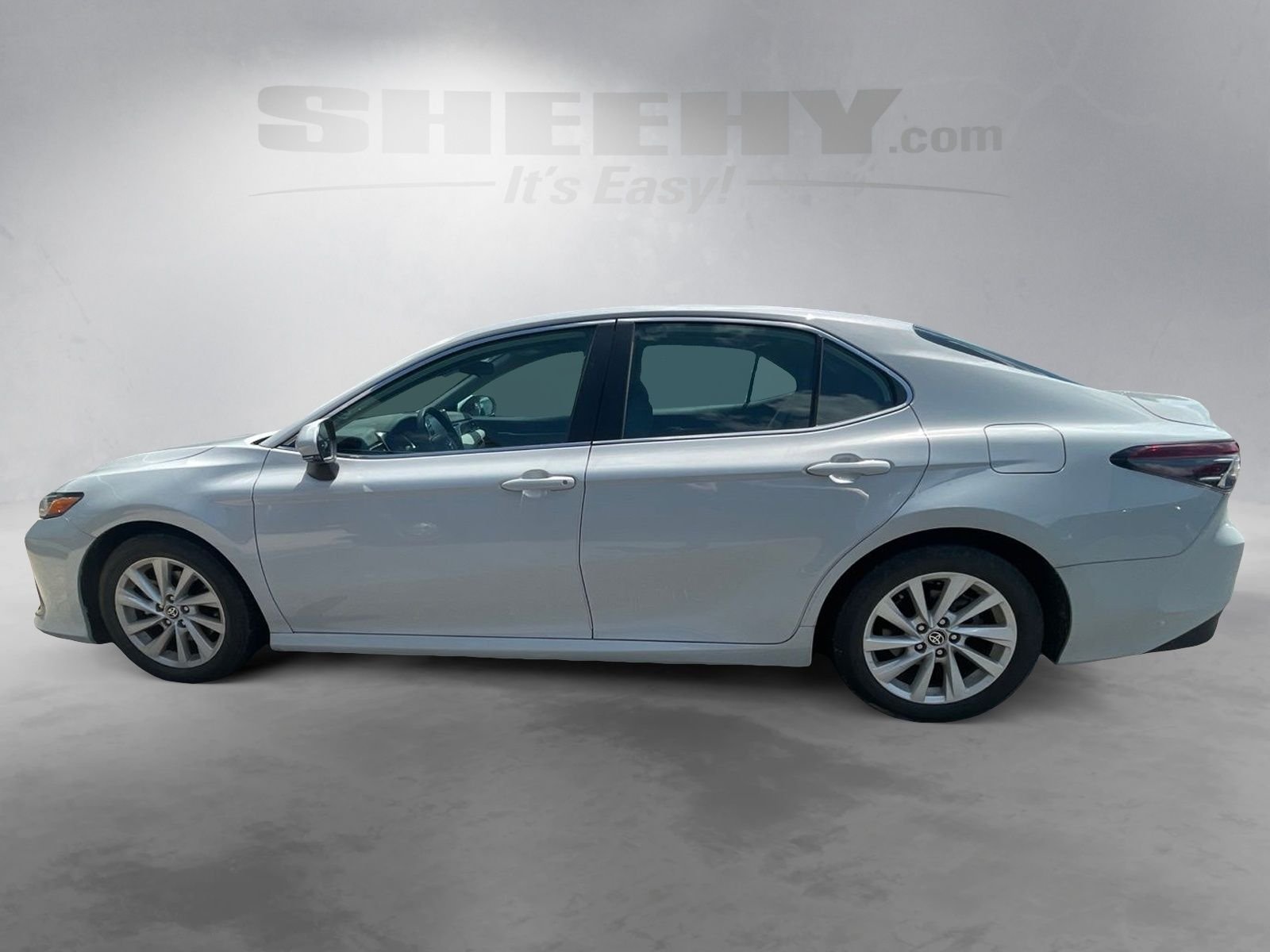 Used 2022 White Toyota LE image 13