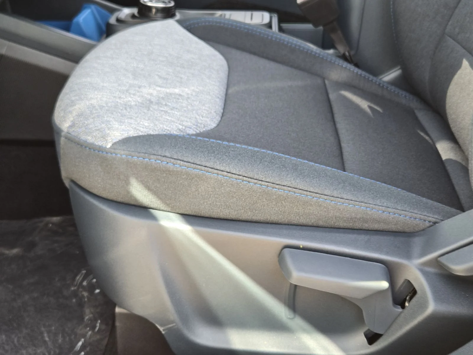 New 2026 Carbonized Gray Metallic Ford XLT image 16