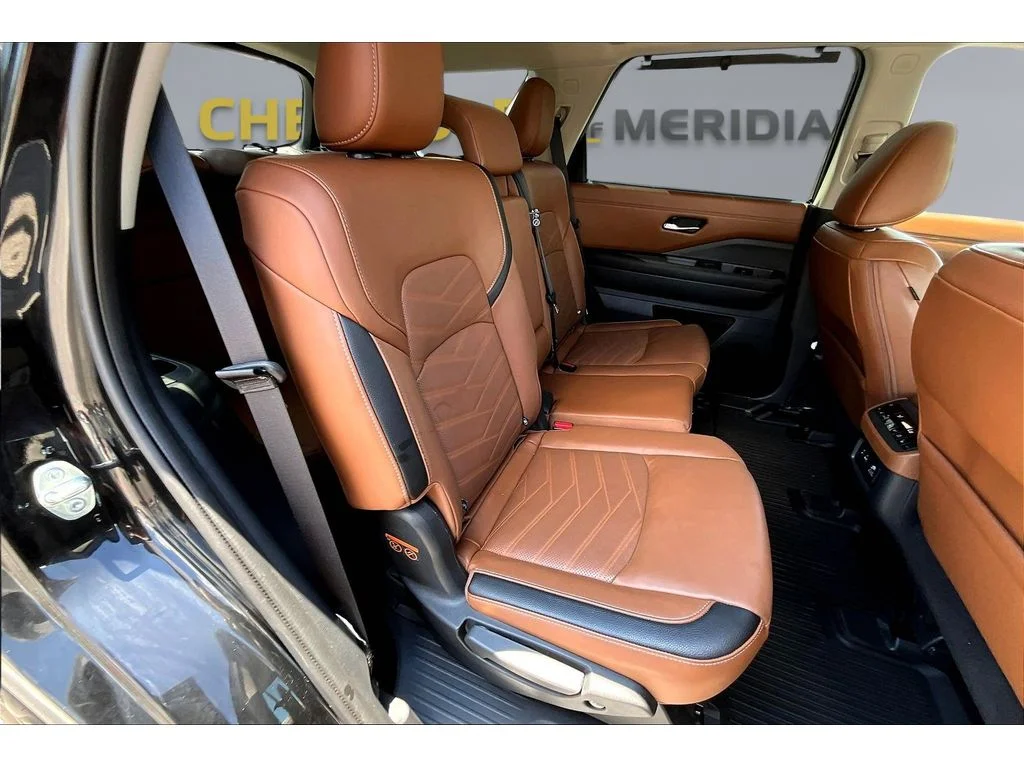 Used 2023  Nissan Platinum image 20
