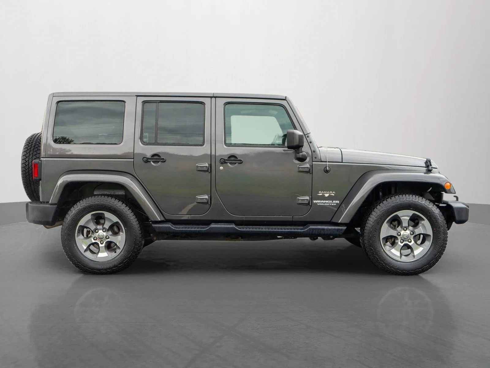 Used 2017 Granite Crystal Metallic Clearcoat Jeep Unlimited Sahara image 8