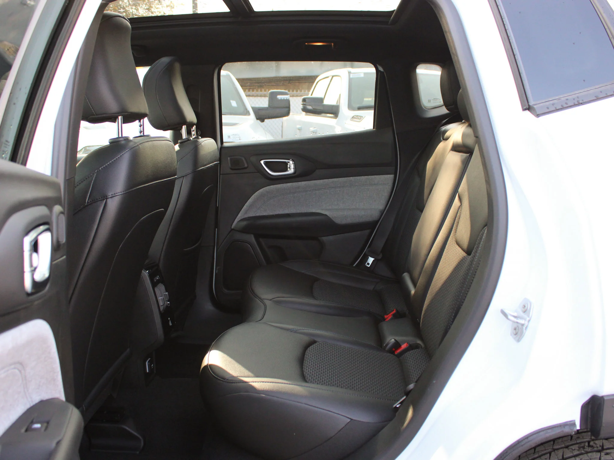 New 2026 White Jeep North* 4x4, Pano Sunroof, Remote Start, Alpine Audio, Heated Seats image 9