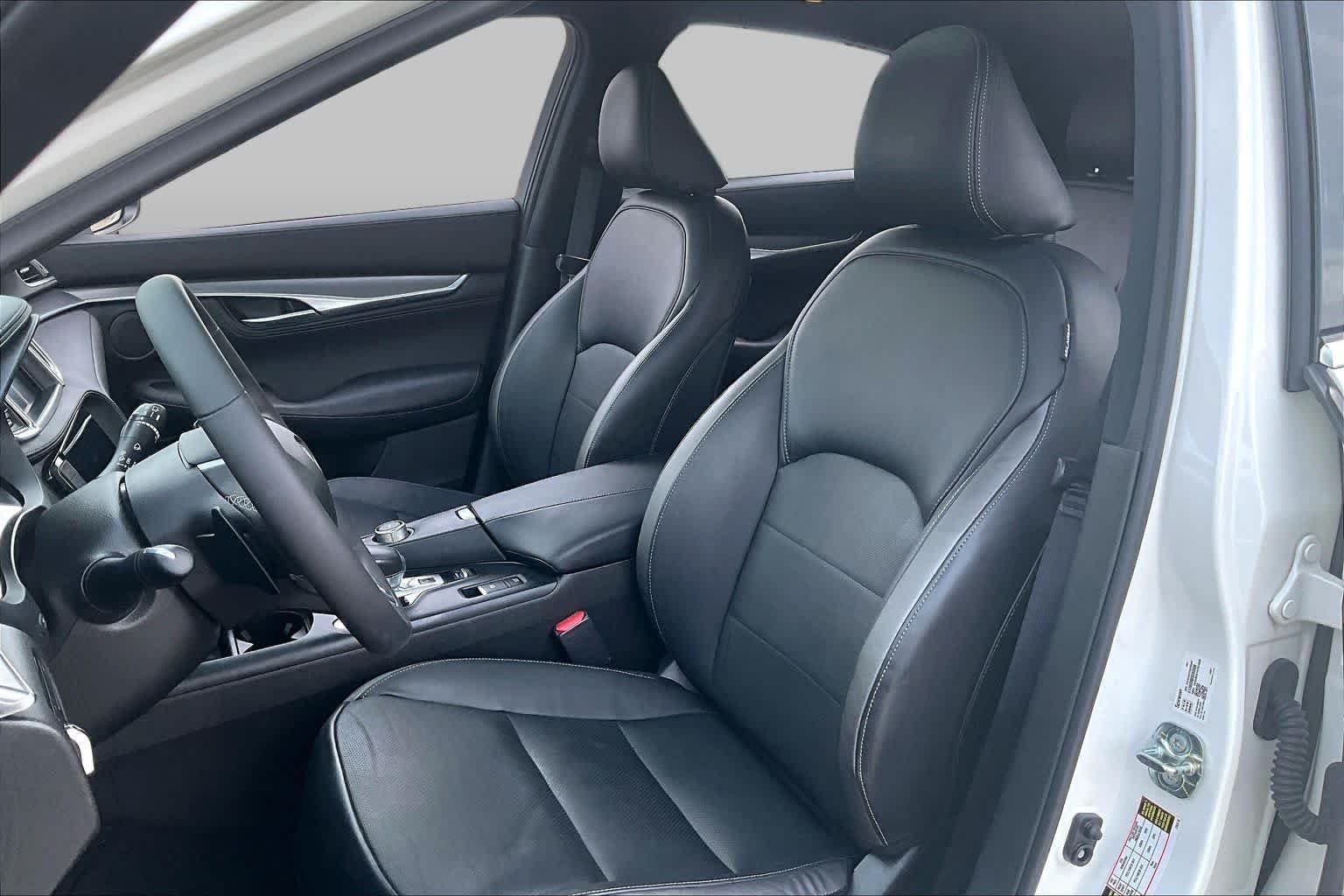 Used 2023 Majestic White INFINITI LUXE image 7