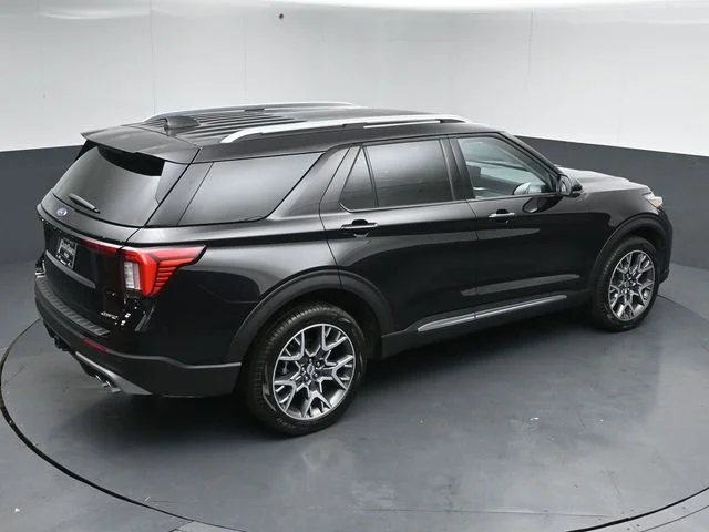 Used 2025 Black Metallic Ford Platinum image 53