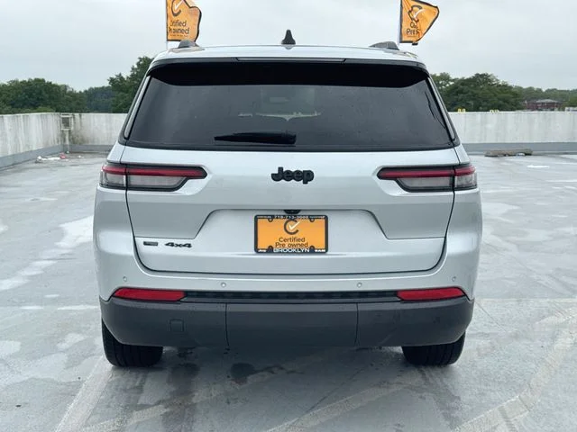 Used 2023 Silver Jeep Altitude image 6
