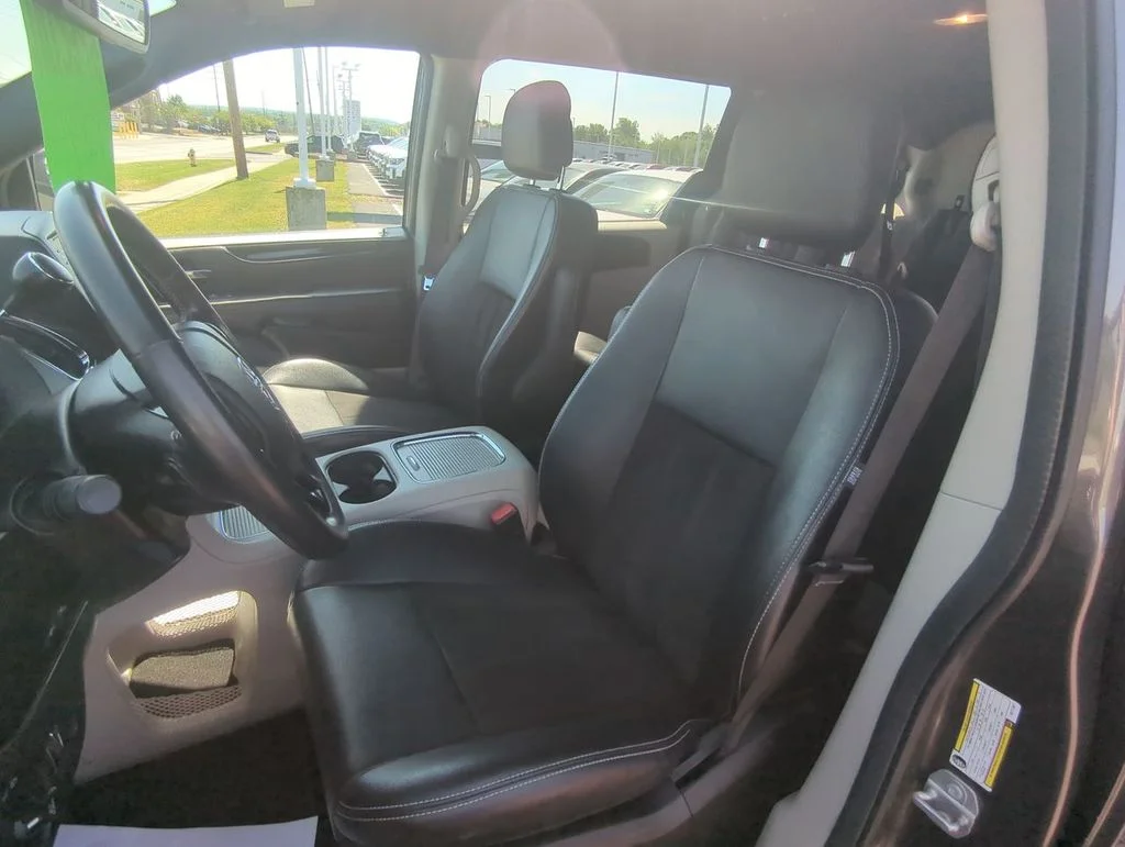 Used 2019 Gray Dodge SXT image 11