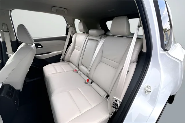 Used 2024 White Nissan SL image 19