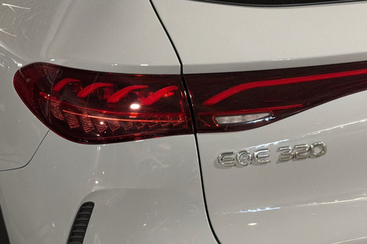 New 2026 MANUFAKTUR Alpine Grey Mercedes-Benz EQE 320 4MATIC® SUV image 27