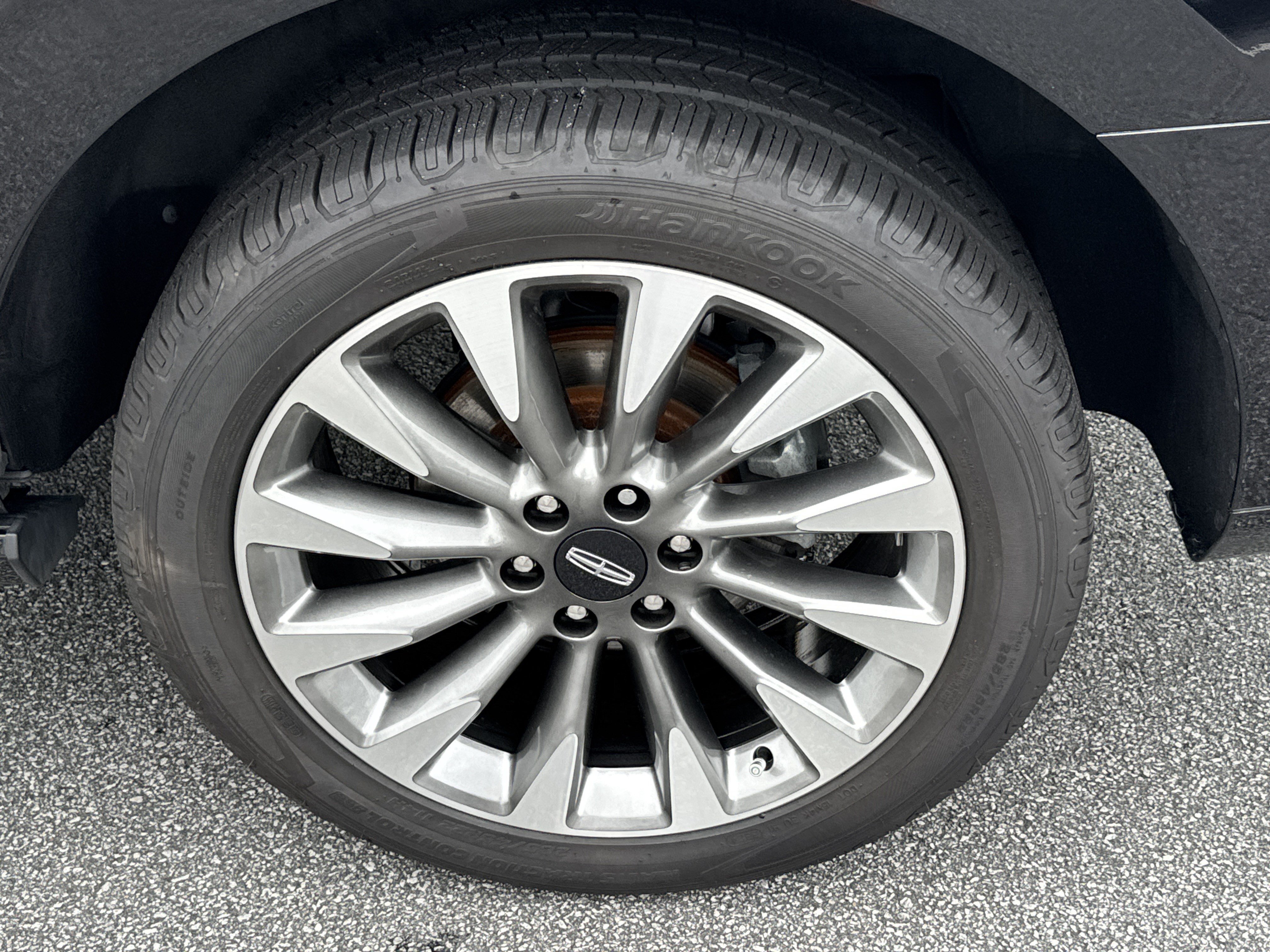Used 2019 Infinite Black Metallic Lincoln Select image 24