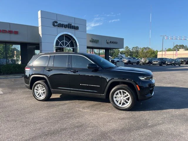 New 2026 Diamond Black Crystal Pearl-Coat Exterior Paint Jeep Laredo image 2