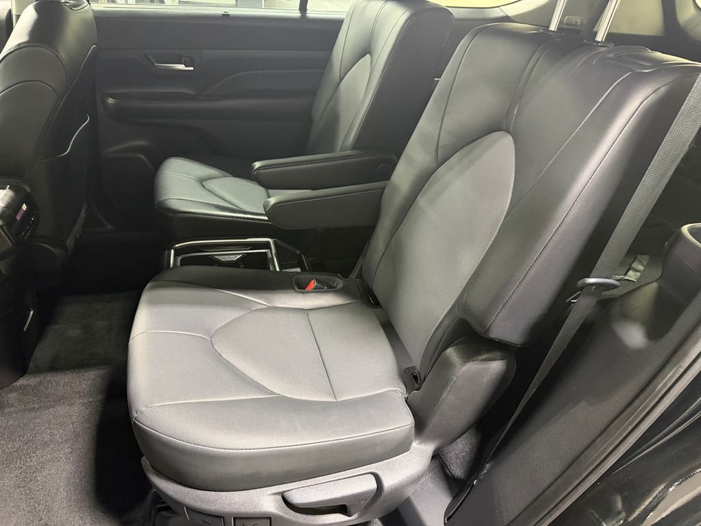 Used 2025  Toyota XLE image 6