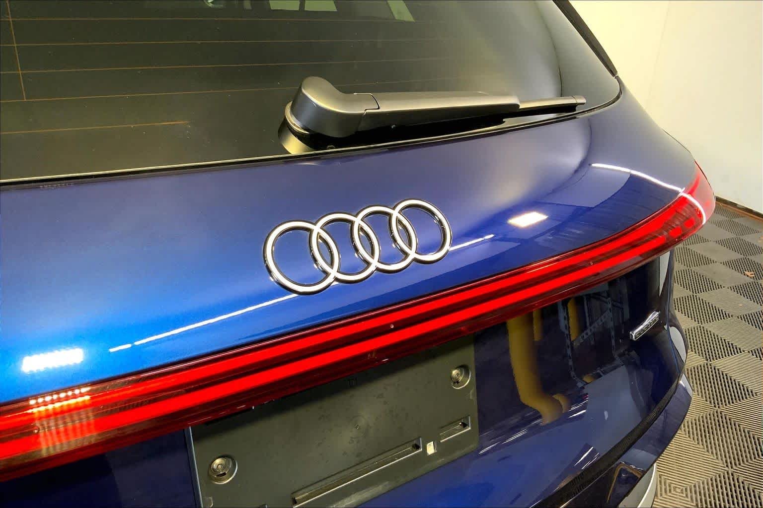 Used 2025 Navarra Blue Metallic Audi Premium image 33