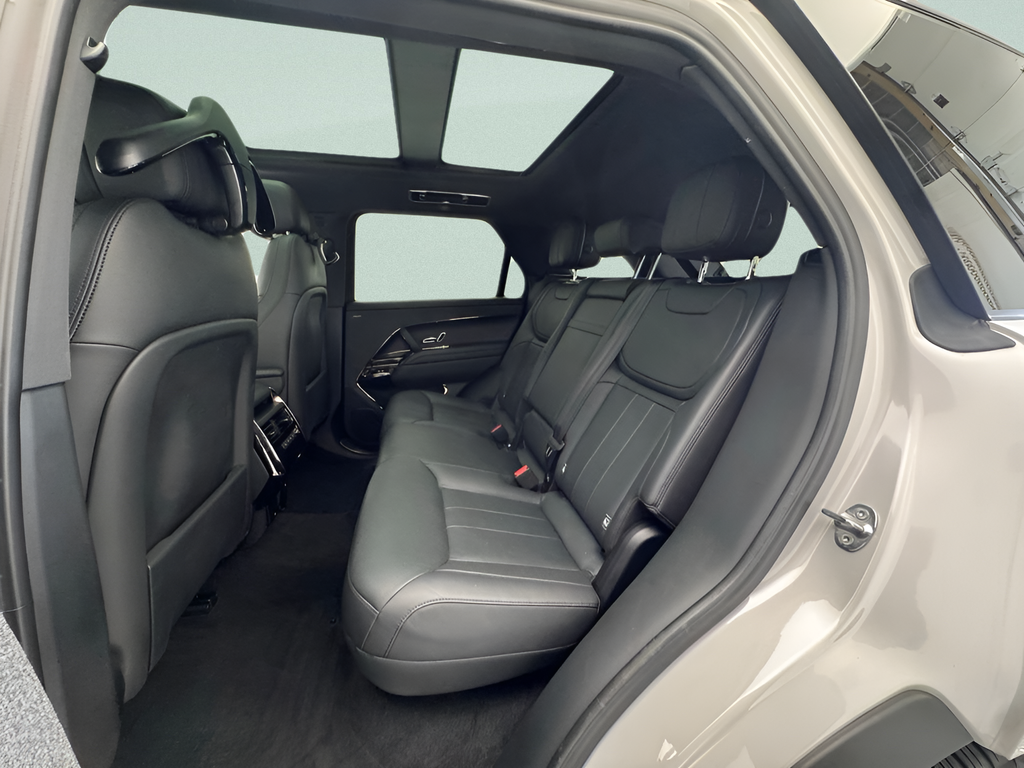 Used 2023  Land Rover SE Dynamic image 26