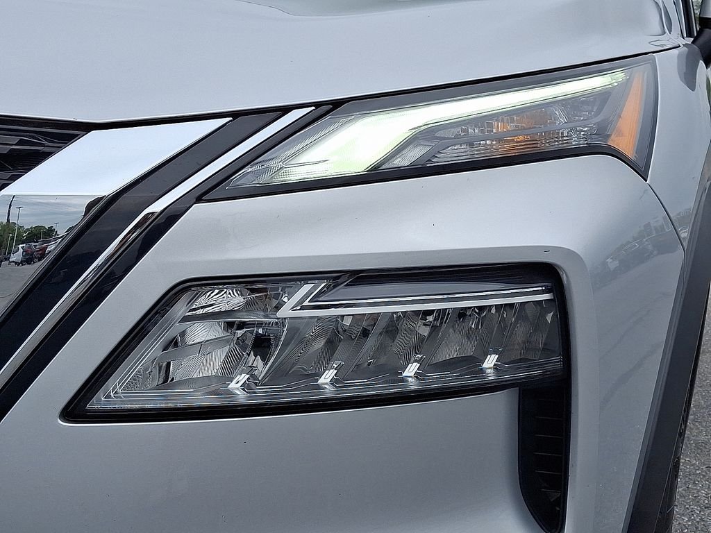 Used 2022 Silver Nissan SV image 10