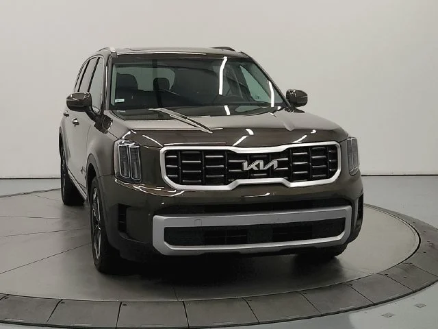 Used 2025 Green Kia S image 3