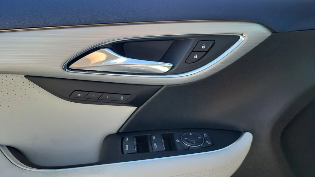 New 2026 Iridescent White Tricoat Buick Avenir image 24