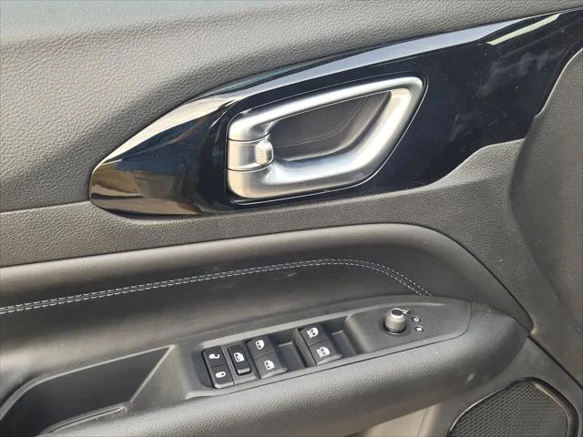 New 2026 Diamond Black Crystal Pearlcoat Jeep Latitude image 9
