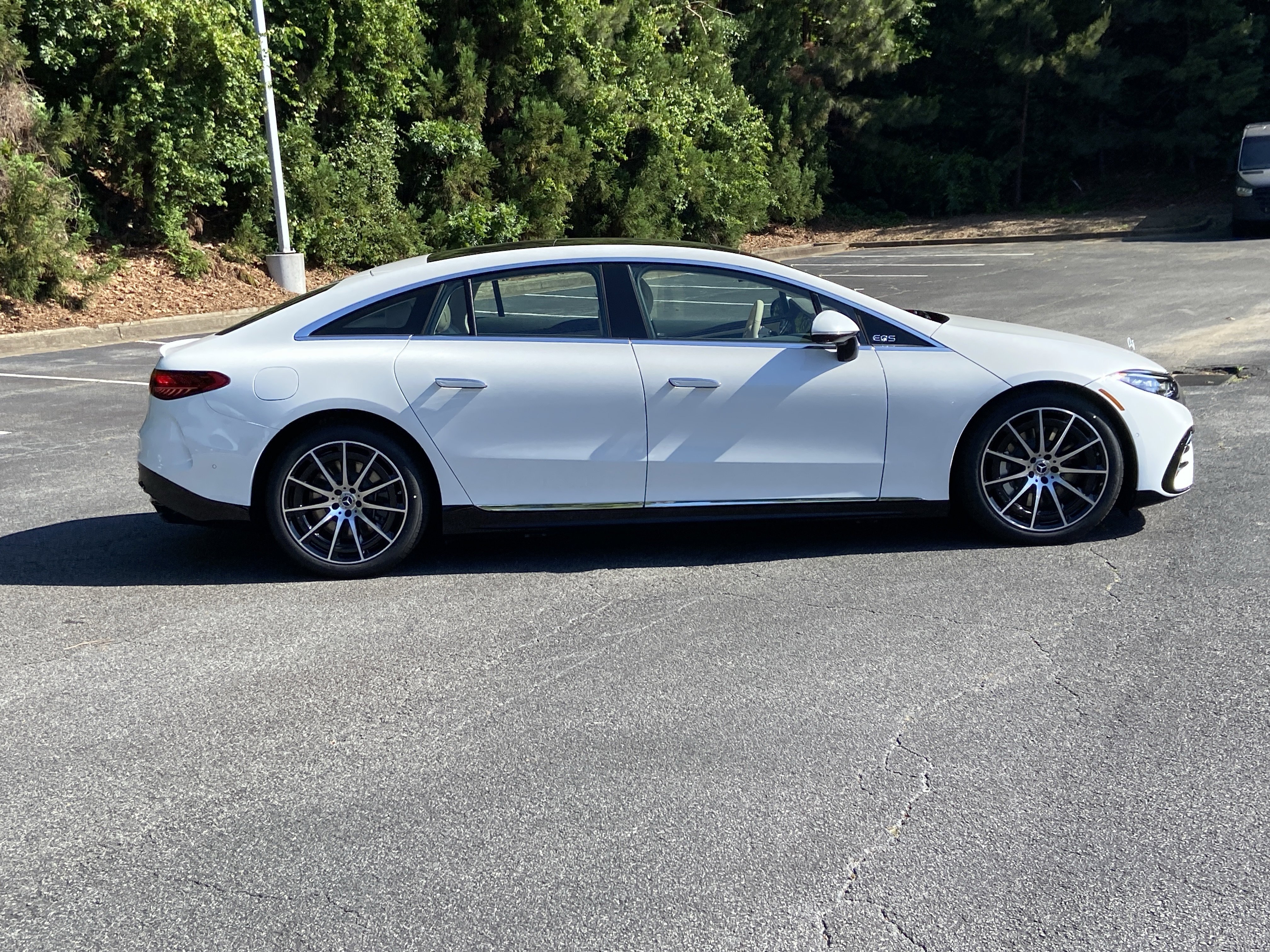 New 2026 MANUFAKTUR Moonlight White Metallic Mercedes-Benz EQS 450 4MATIC® Sedan image 5