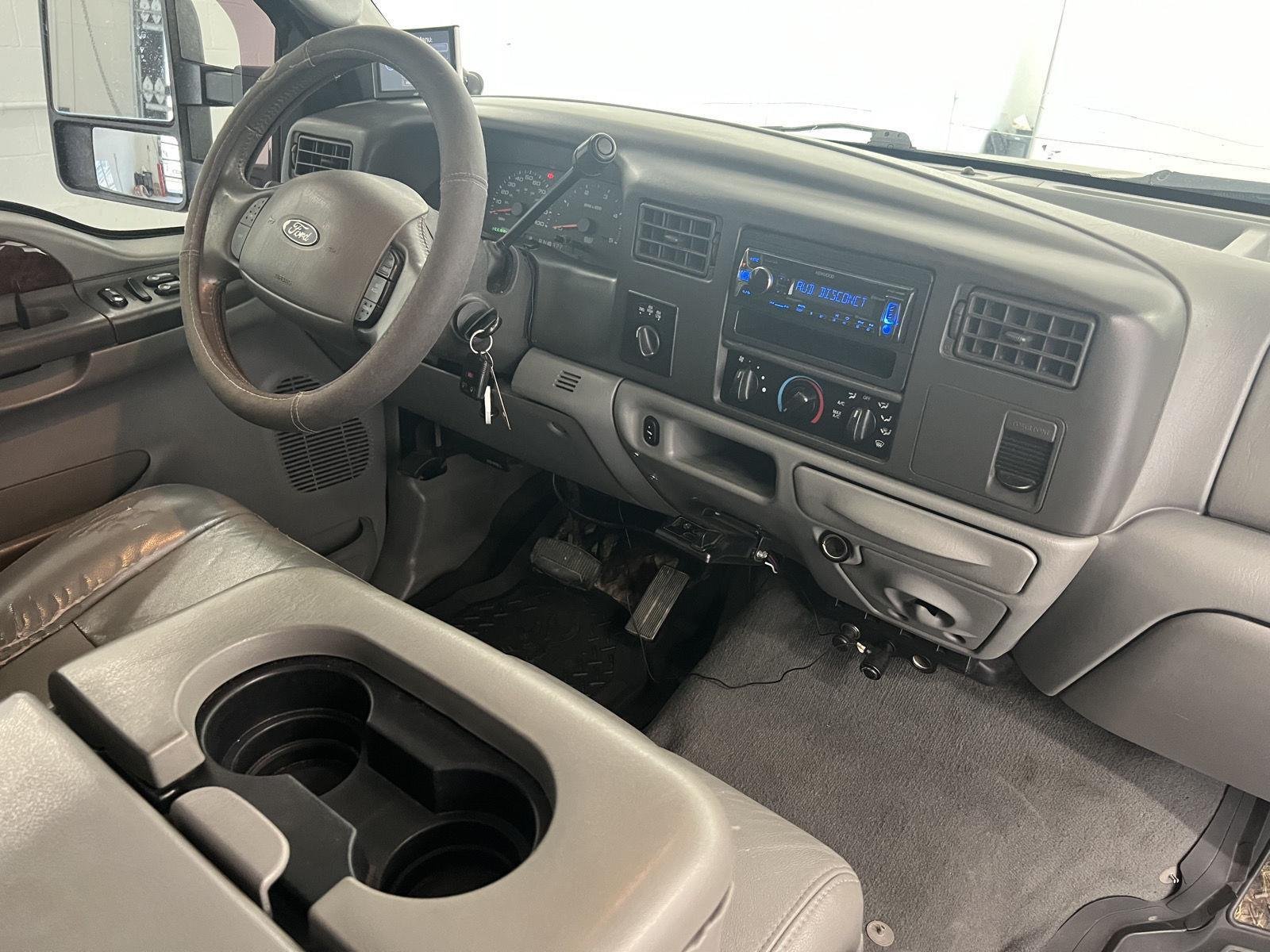 Used 2004 Gray Ford XL image 29
