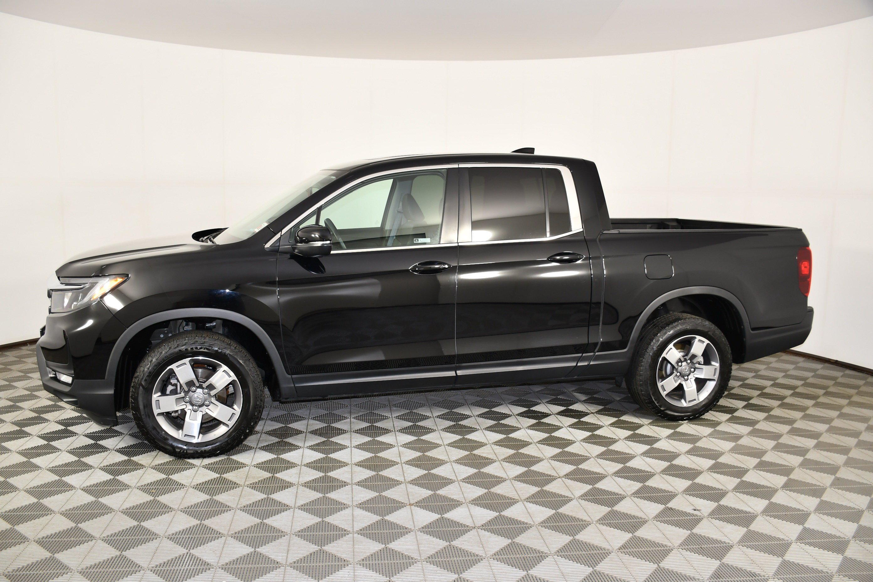 Certified Used 2024 Crystal Black Pearl Honda AWD RTL image 8