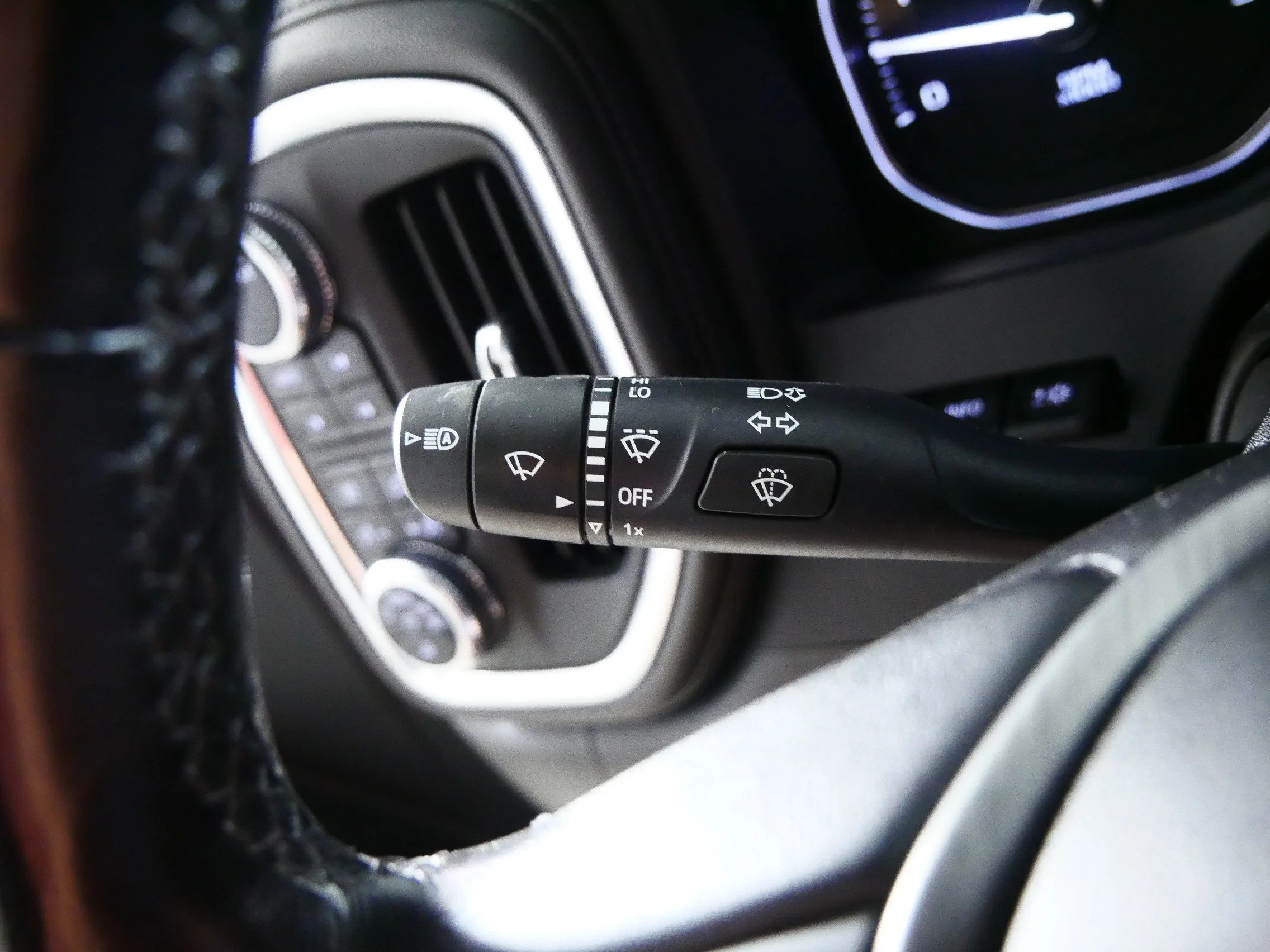 Used 2022 Onyx Black GMC Denali image 32