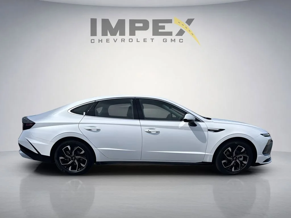 Used 2025 White Hyundai SEL image 6