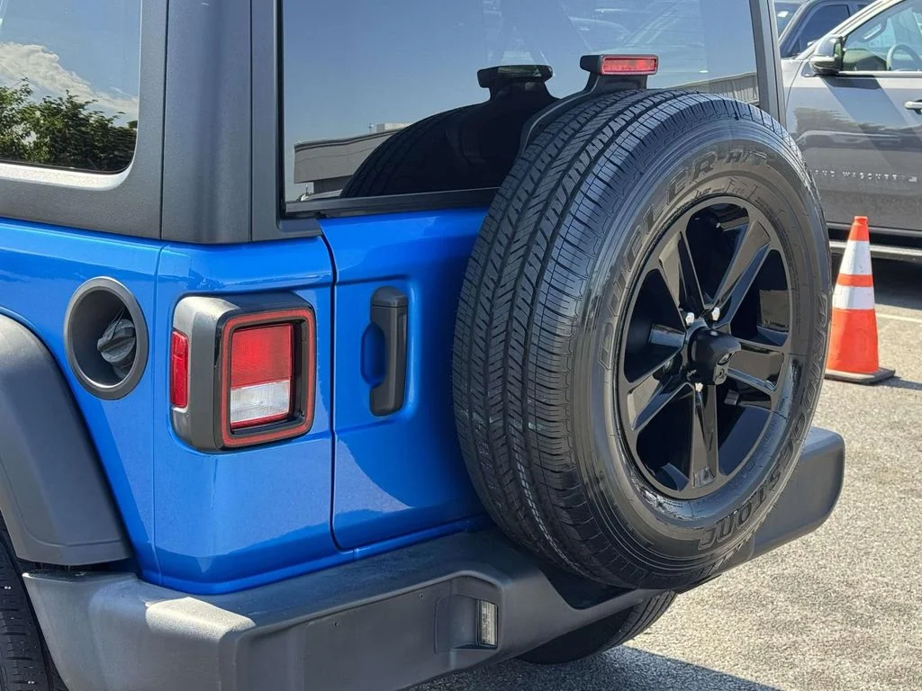 Used 2022 Blue Jeep Unlimited Sport Altitude image 10
