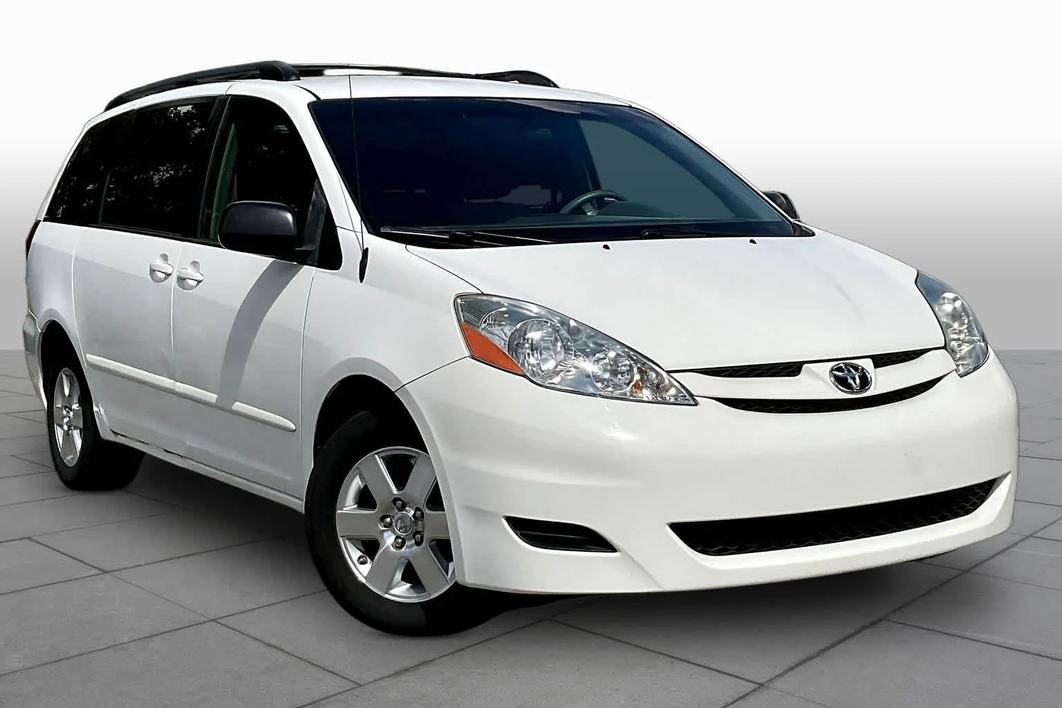 Used 2008 Natural White Toyota LE image 2