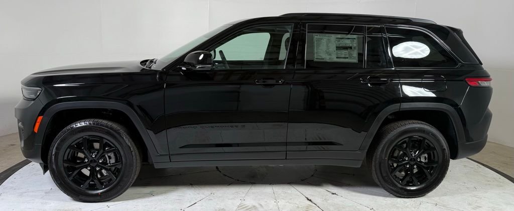 New 2025 Diamond Black Crystal Pearl-Coat Exterior Paint Jeep Altitude X image 4