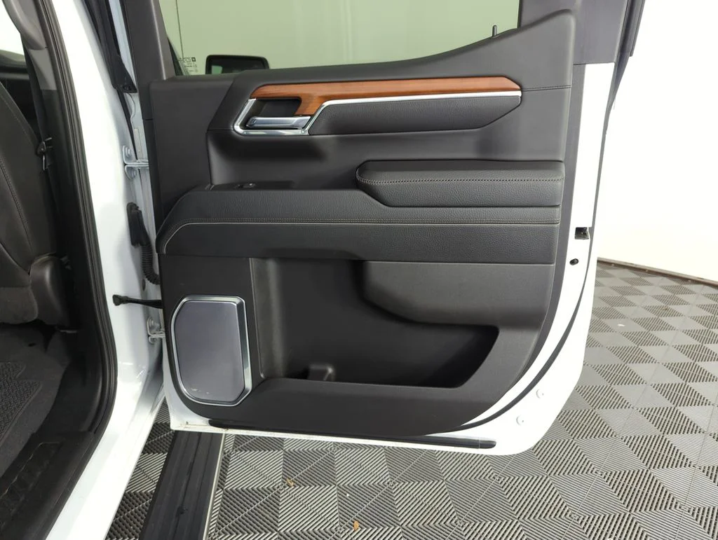 Used 2023 White GMC Denali image 30