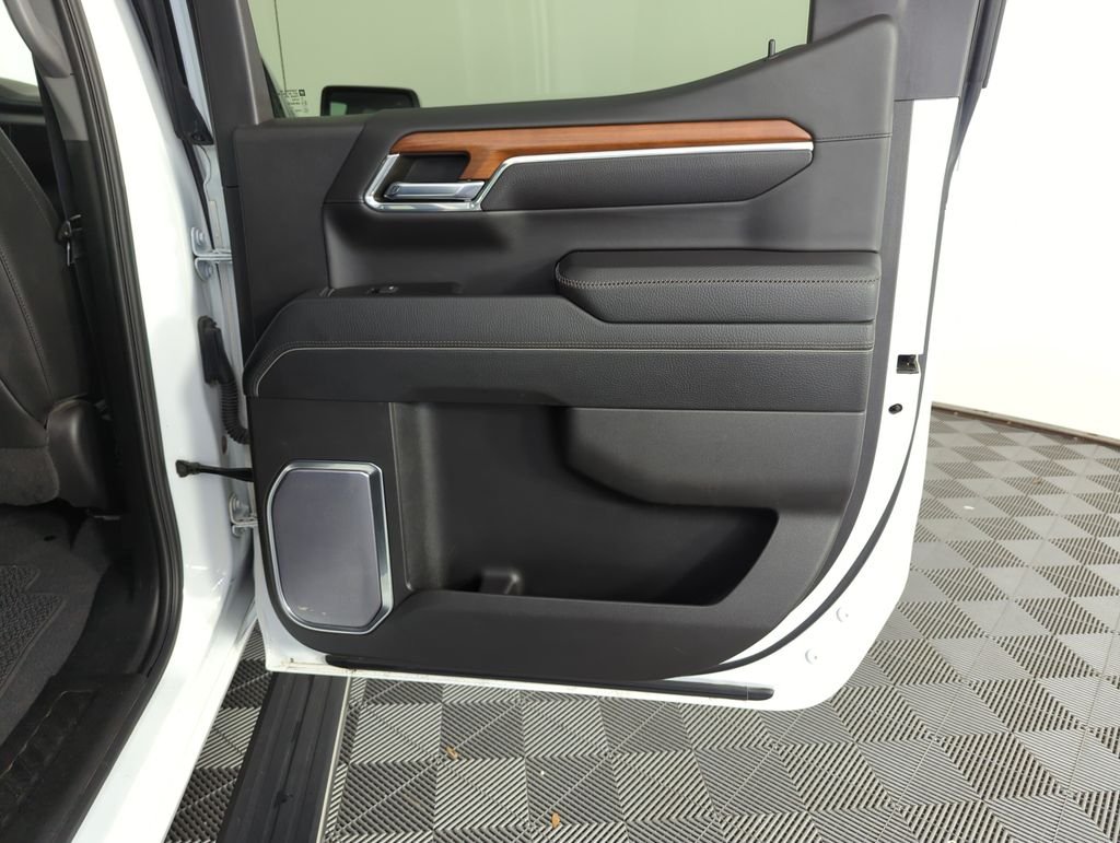 Used 2023 White GMC Denali image 30