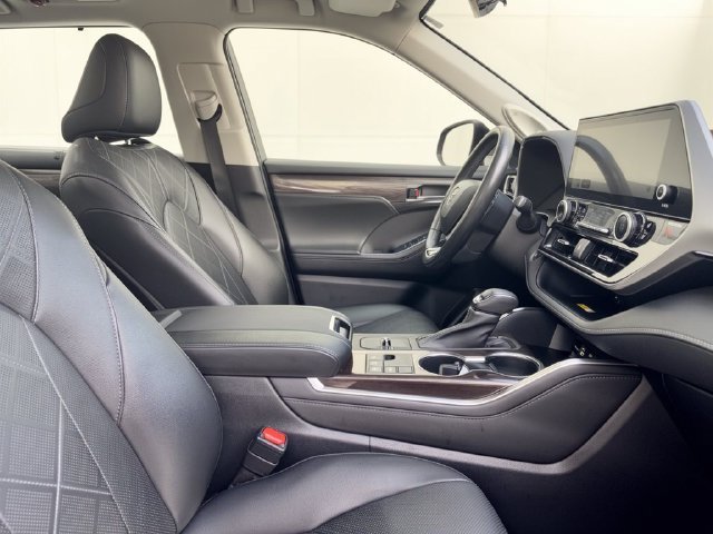 Certified Used 2023  Toyota Platinum image 31