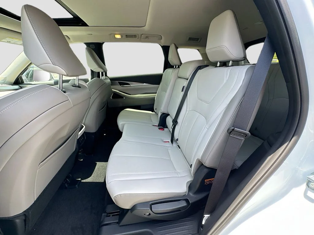 New 2027 RADIANT WHITE INFINITI Luxe FWD image 26