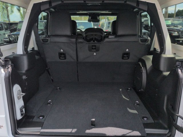 New 2027 Bright White Clear-Coat Paint Jeep Sahara image 13
