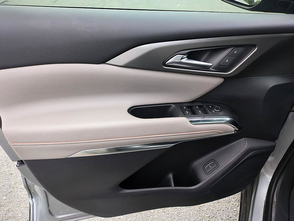 Used 2025 Sterling Gray Metallic Chevrolet FWD LT image 12