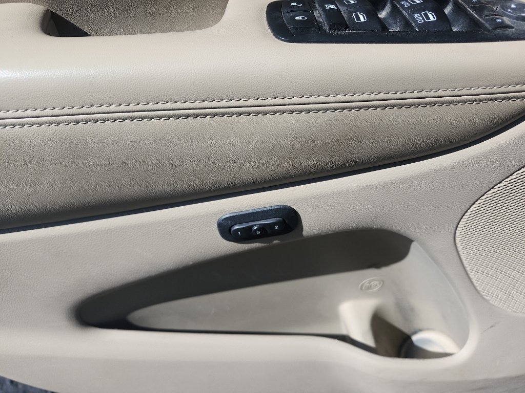 Used 2015 Champagne Jeep Limited image 16