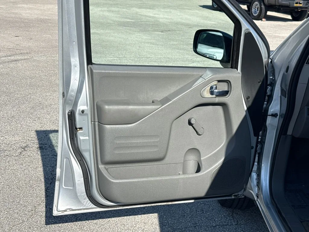 Used 2016 Silver Nissan S image 12