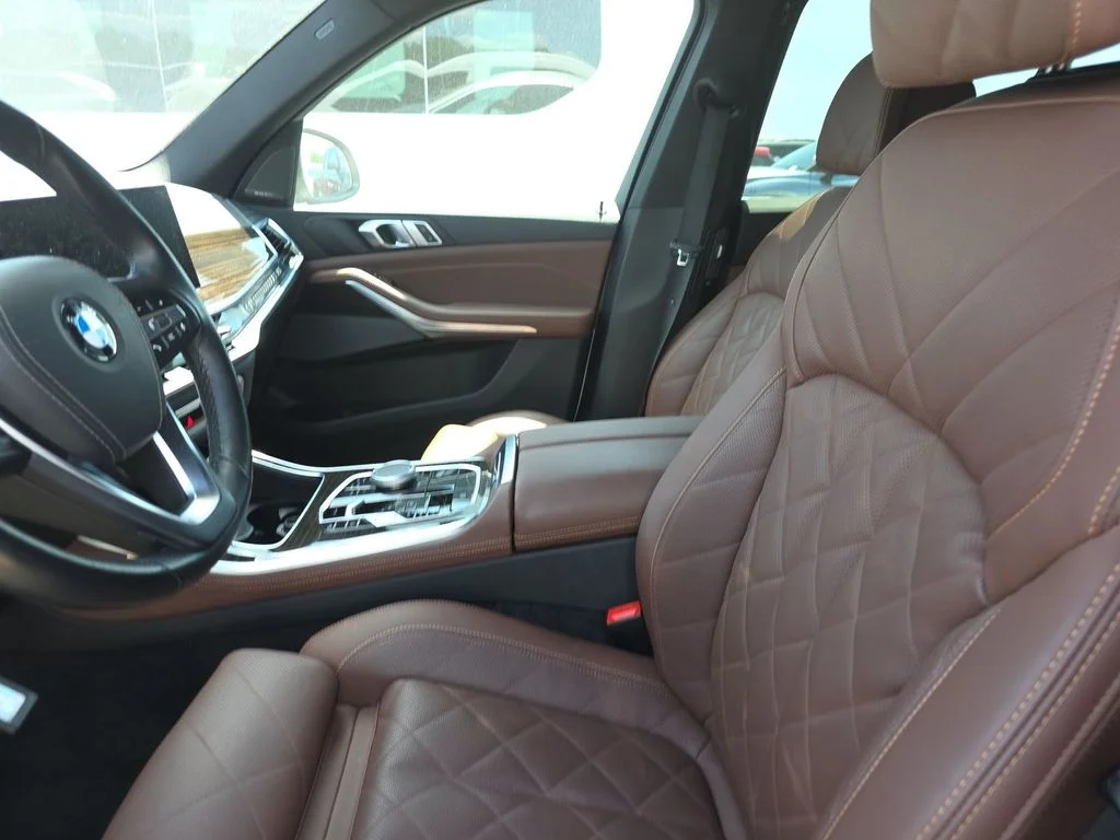 Used 2025 White BMW xDrive40i image 3