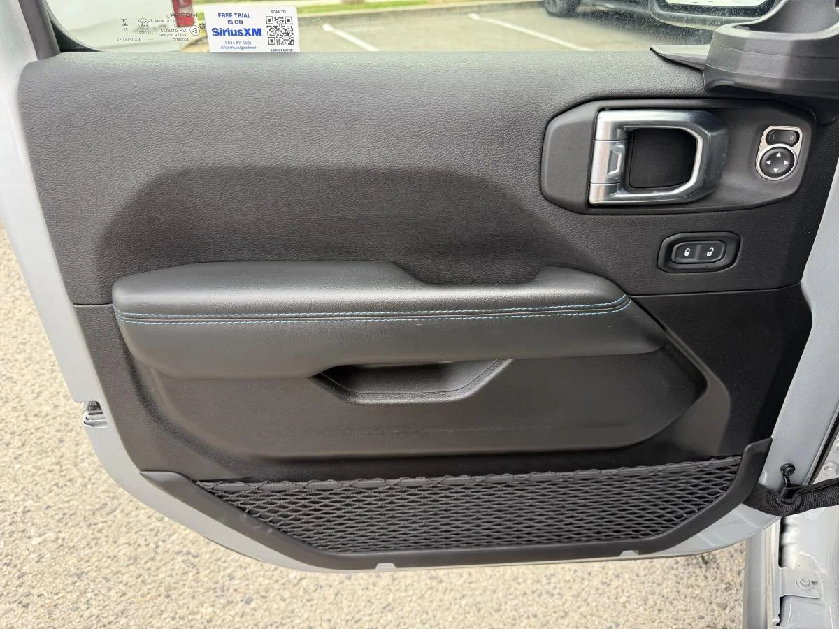 Used 2024 Silver Jeep High Altitude image 11
