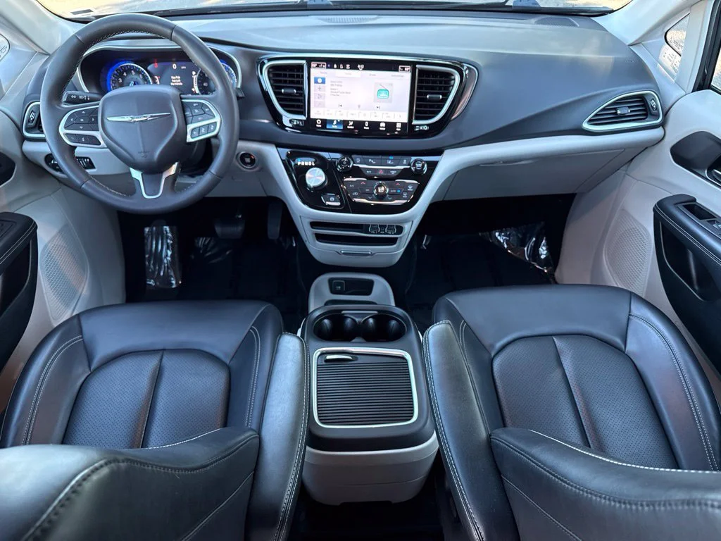 Used 2023 Black Chrysler Touring L image 16