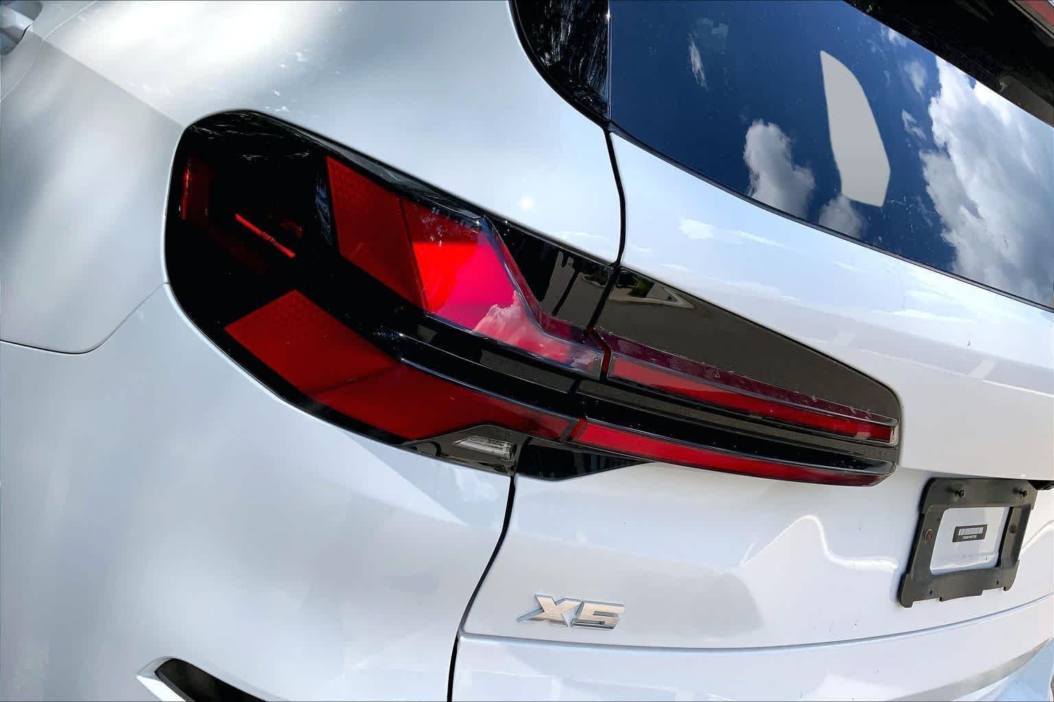 Used 2024 Alpine White BMW M60i image 27