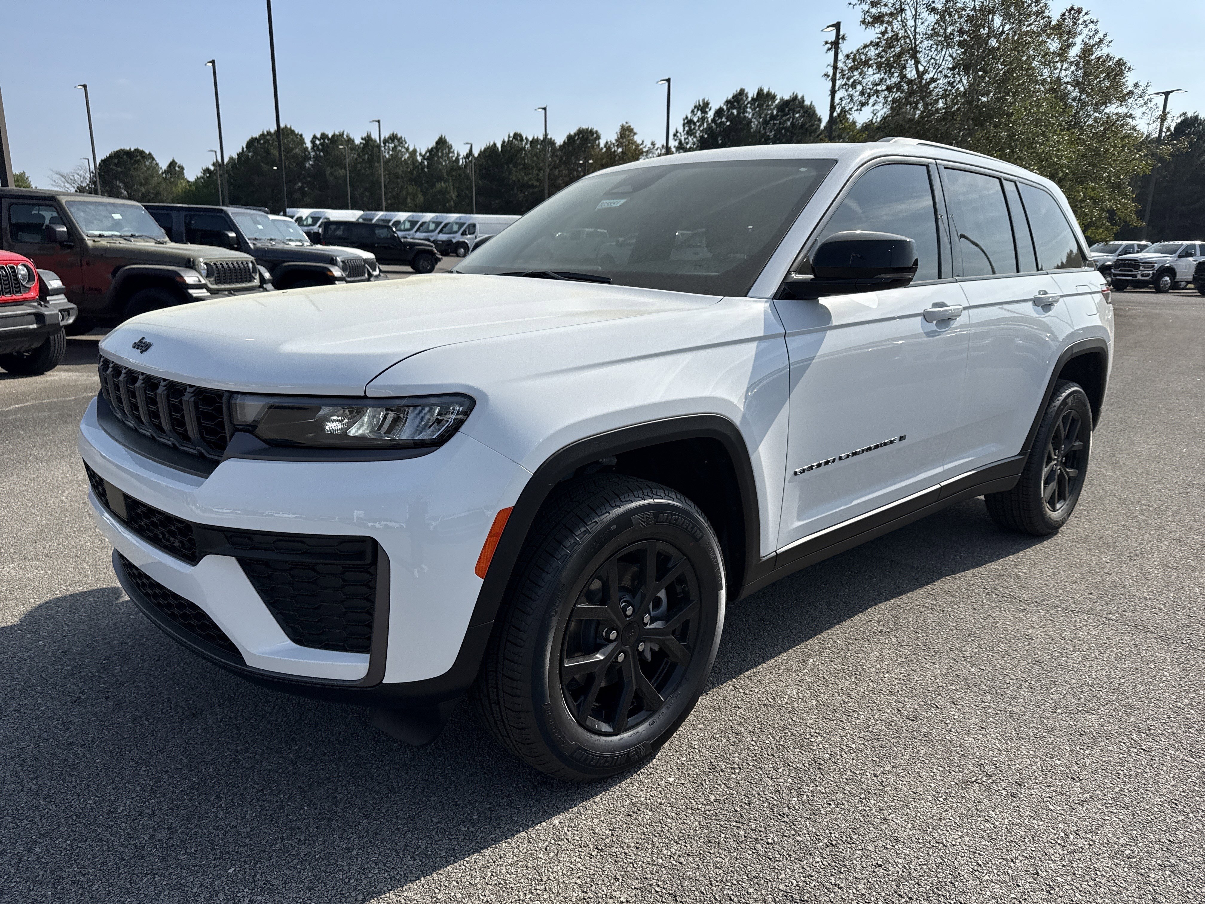 New 2026 Bright White Clear-Coat Exterior Paint Jeep Altitude image 3