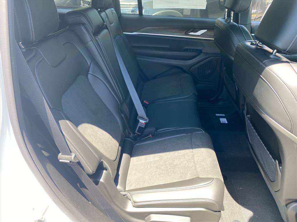 New 2026 Bright White Clear-Coat Exterior Paint Jeep Laredo image 16