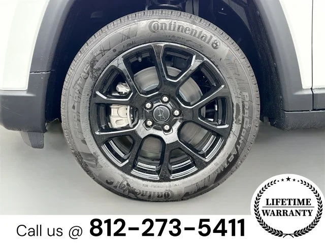 New 2026 White Jeep Latitude image 32