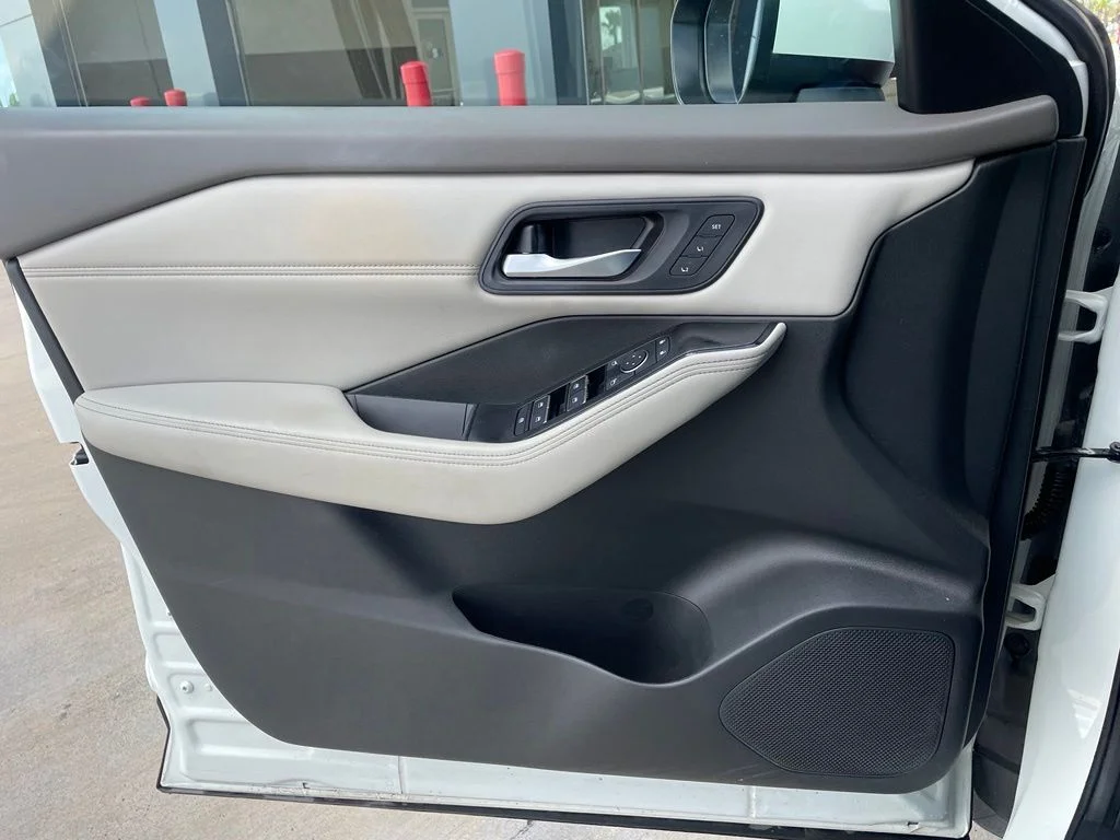 Used 2023 White Nissan SL image 10