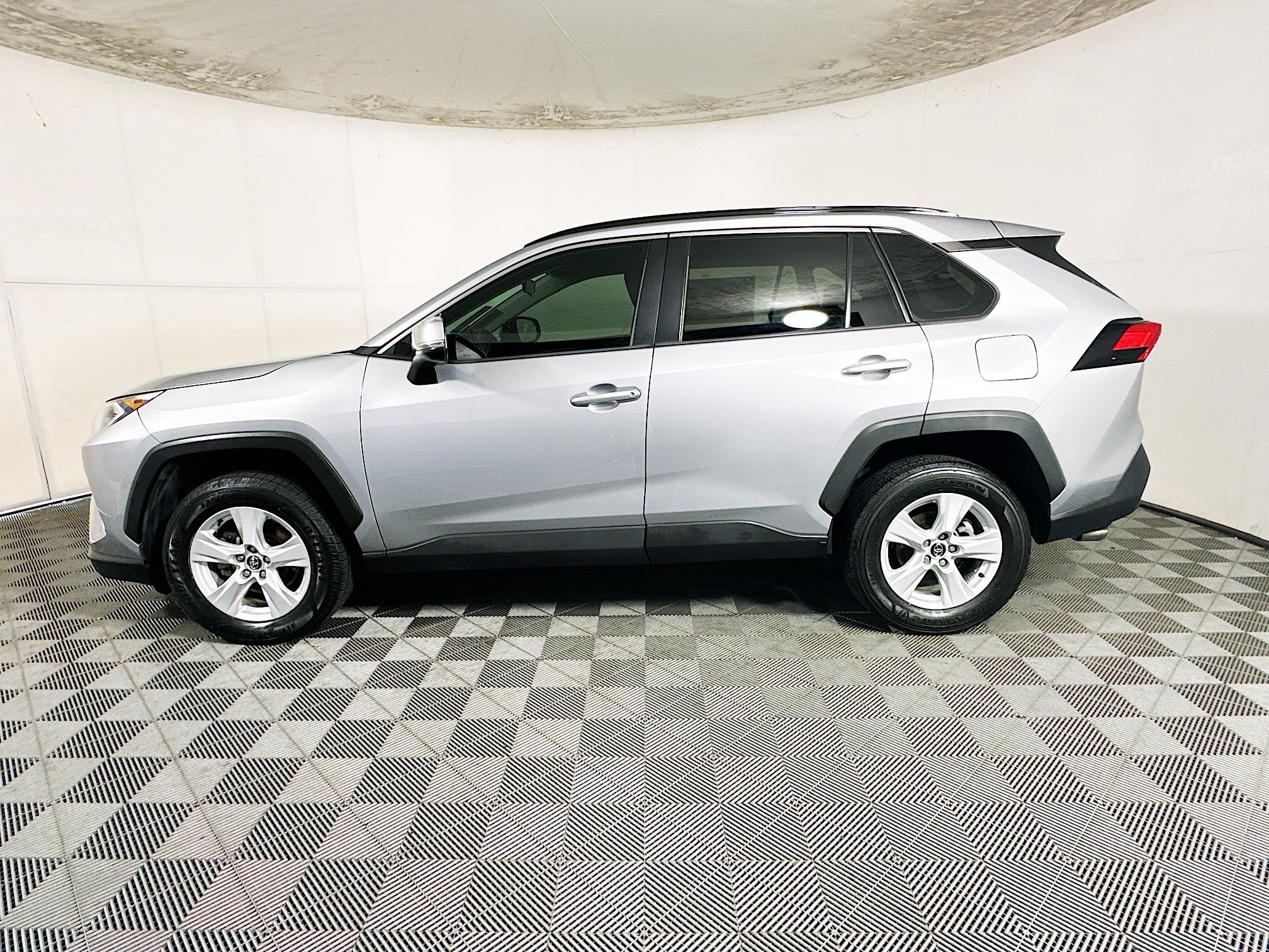 Used 2020 Silver Sky Metallic Toyota XLE image 6