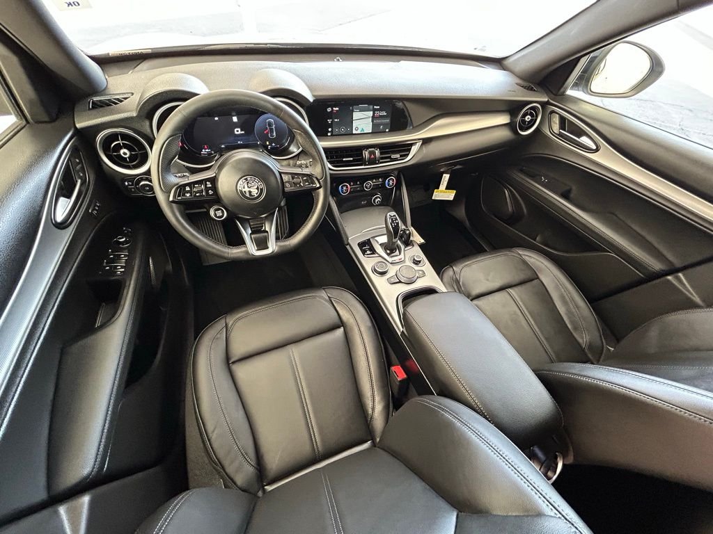 New 2025 Moonlight Gray Metallic Exterior Paint Alfa Romeo Base image 24