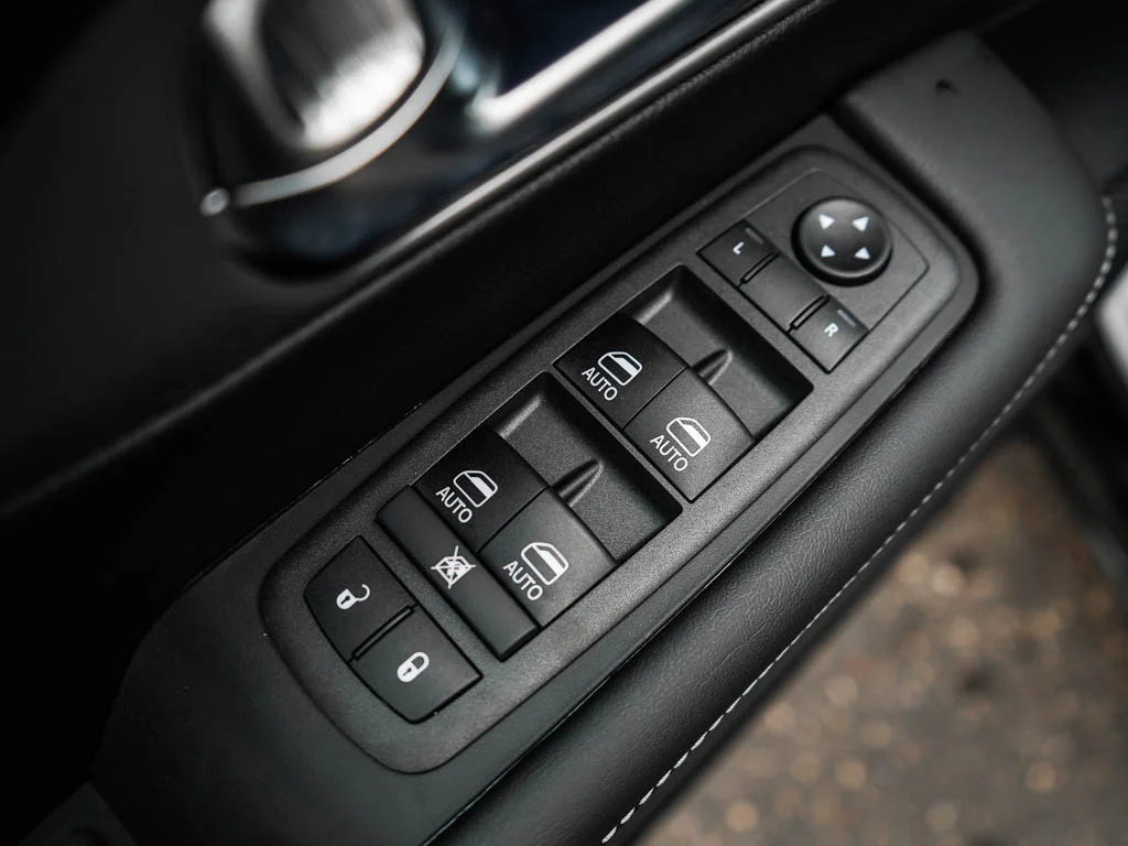 New 2026 Diamond Black Crystal Pearlcoat Chrysler Select image 18