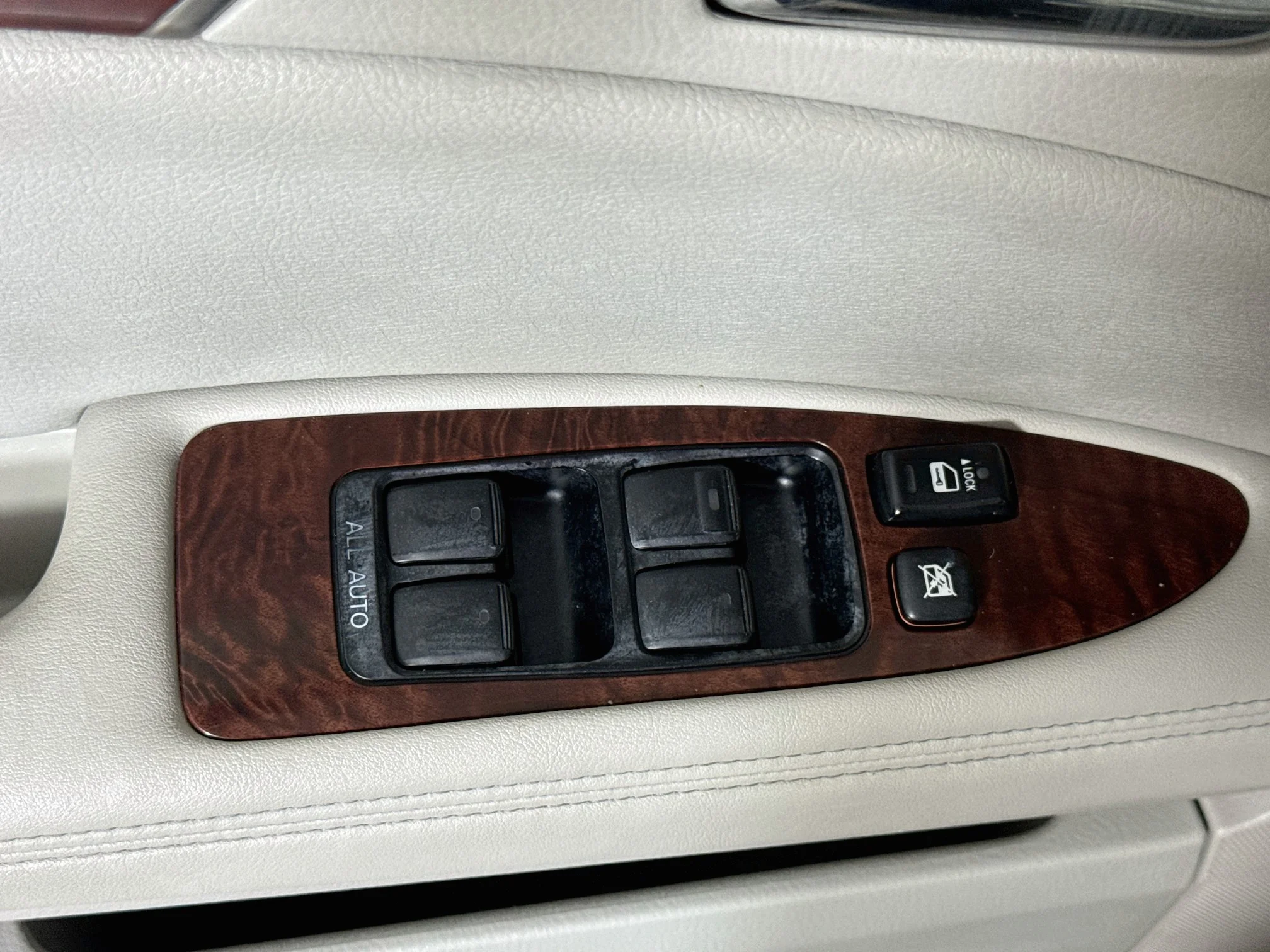 Used 2011 Cypress Pearl Toyota Limited image 16