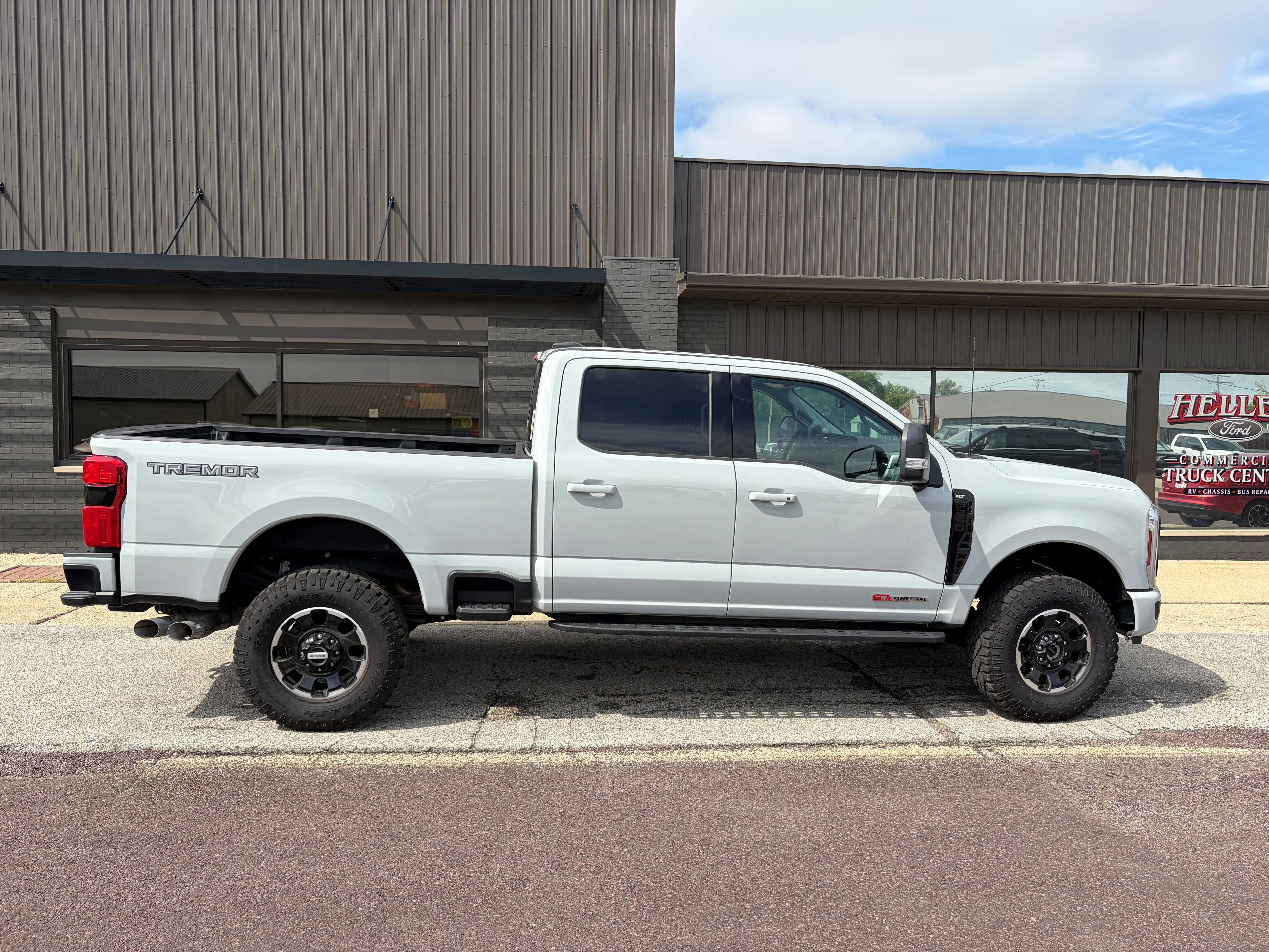 Used 2025 Avalanche Ford XLT image 3